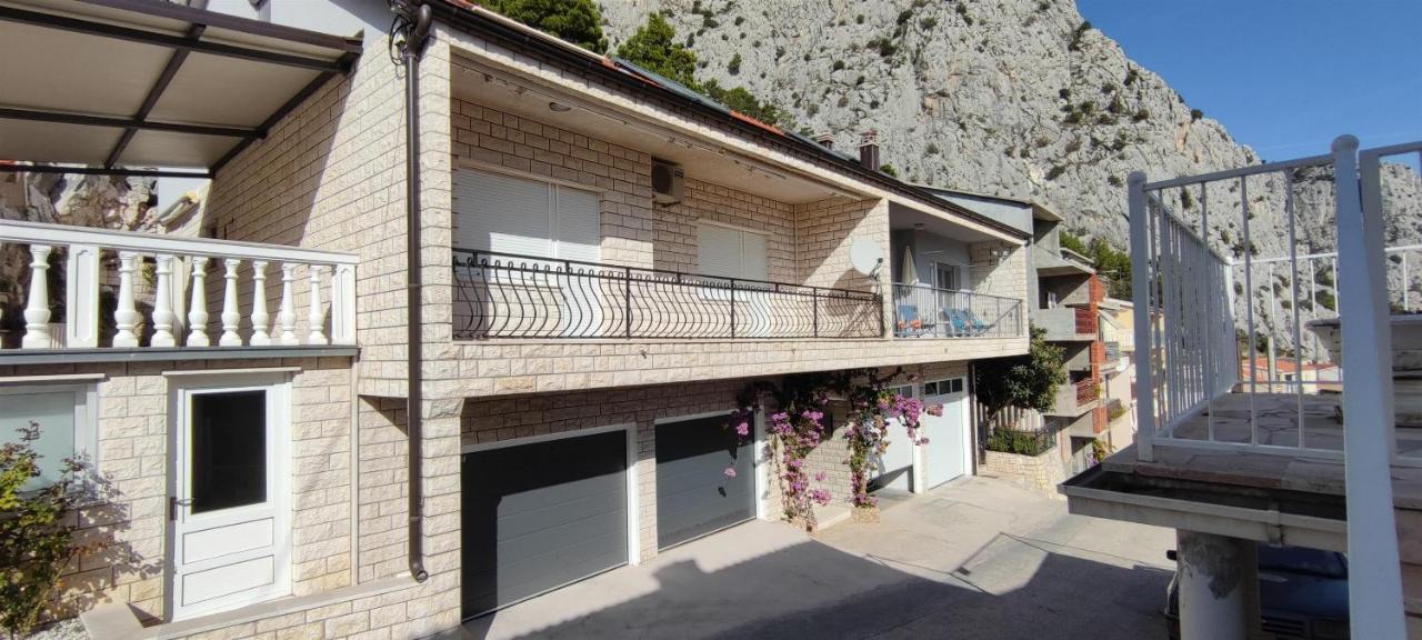 Apartment Adrian Omis Exterior photo