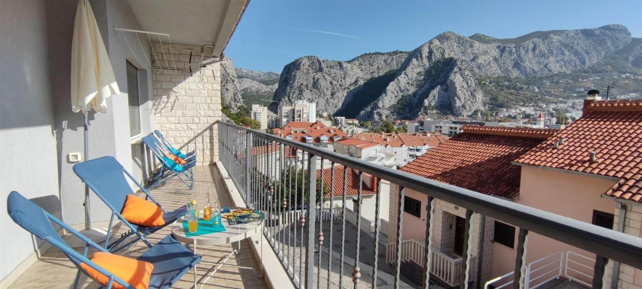 Apartment Adrian Omis Exterior photo
