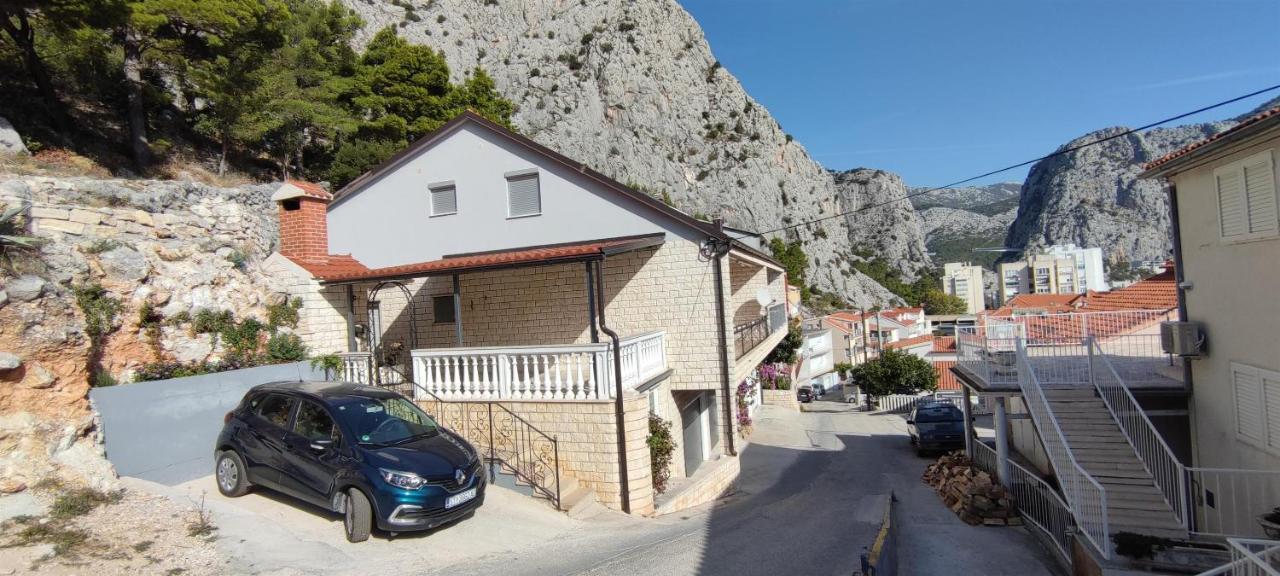 Apartment Adrian Omis Exterior photo