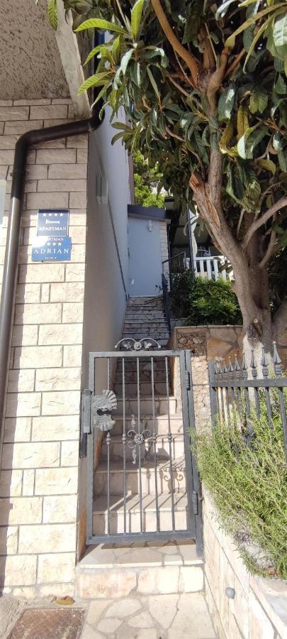Apartment Adrian Omis Exterior photo