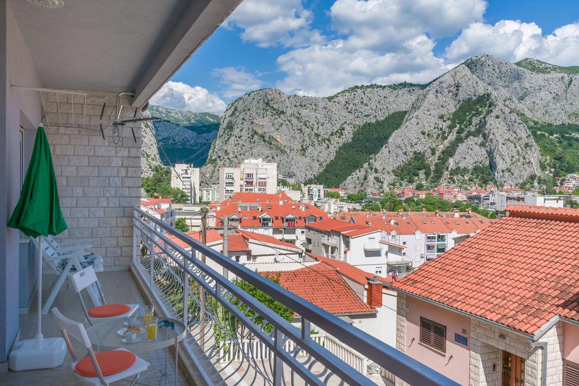 Apartment Adrian Omis Exterior photo