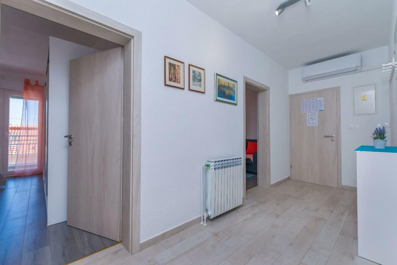 Apartment Adrian Omis Exterior photo